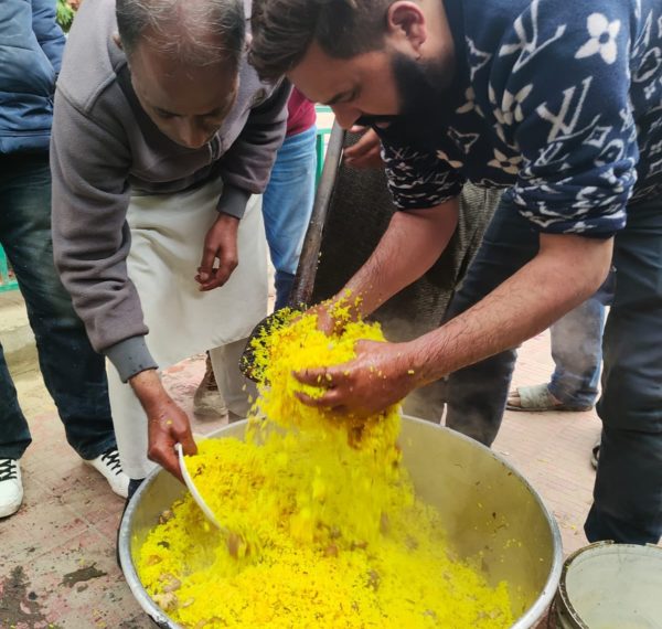 ناسازگار موسمی صورتحال سے چھٹکارا پانے کیلئے وادی کے کئی مقامات پر لوگ نذر و نیاز تقسیم کرتے ہوئے۔۔ساحل میر