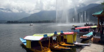 کئی دنوں کی بوندا باندی کے بعد جمعہ کو کھلکھلاتی دھوپ کا ایک منظر۔۔ساحل میر