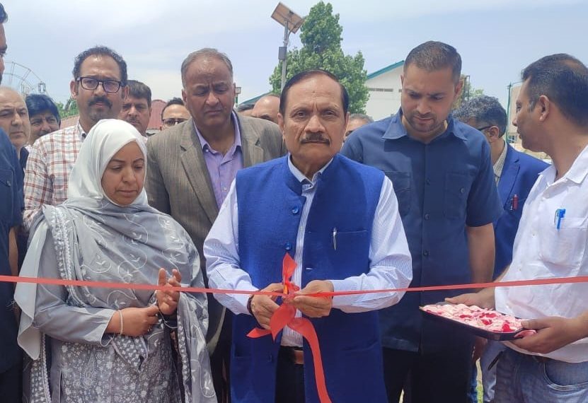 مشیر راجیو رائے بھٹناگر نے کشمیر ہاٹ میں جے اینڈ کے ایس سی ، ایس ٹی اور بی سی ڈیولپمنٹ کارپوریشن کی10روزہ ایگزبشن کم میگا سیل کا اِفتتاح کیا