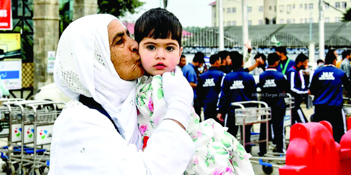 عازمین حج کے پہلے قافلے کی روانگی کے موقعہ حج ہاس سرینگر کے باہر ایک عازمہ کمسن کو بوسہ کرتے ہوے۔۔۔ساحل میر