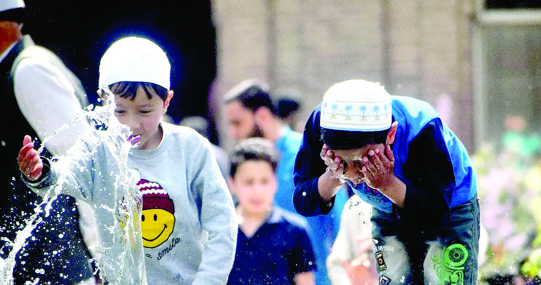 تاریخی جامع مسجد سرینگر میں کمسن بچے نماز کیلئے وضو بناتے ہوئے۔۔۔ساحل میر