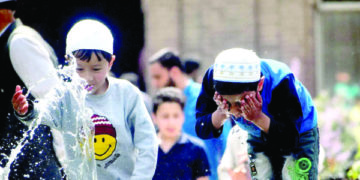 تاریخی جامع مسجد سرینگر میں کمسن بچے نماز کیلئے وضو بناتے ہوئے۔۔۔ساحل میر