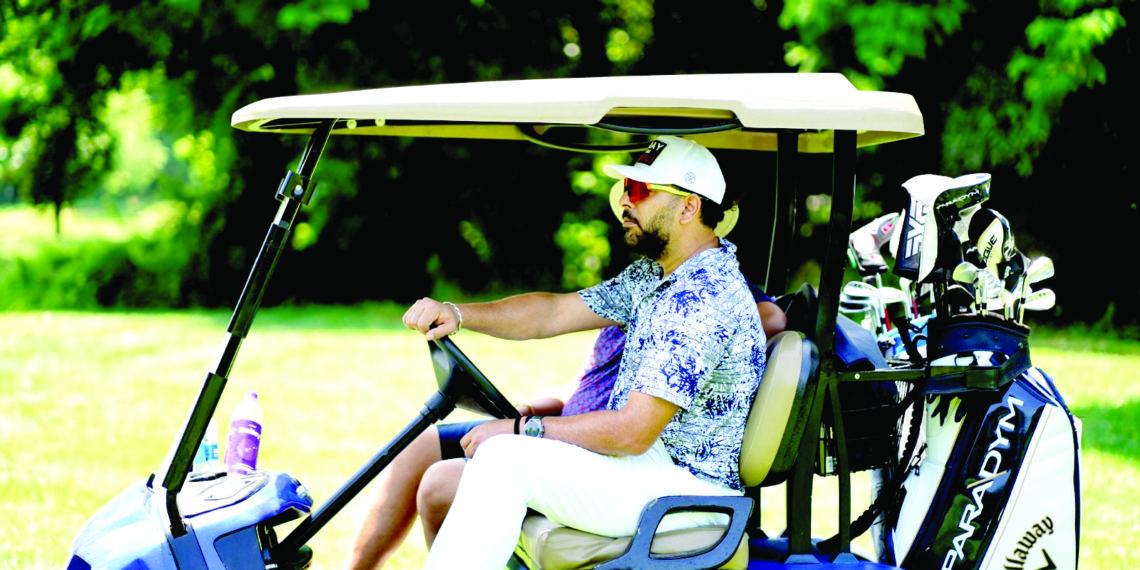 سرینگر کے مشہور گالف کورس میں کھلاڑی گالف کھیلتے ہوئے۔ساحل میر