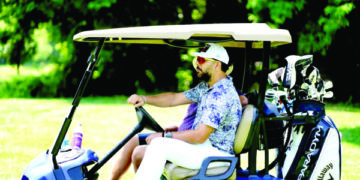 سرینگر کے مشہور گالف کورس میں کھلاڑی گالف کھیلتے ہوئے۔ساحل میر