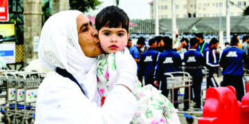 عازمین حج کے پہلے قافلے کی روانگی کے موقعہ حج ہاس سرینگر کے باہر ایک عازمہ کمسن کو بوسہ کرتے ہوے۔۔۔ساحل میر