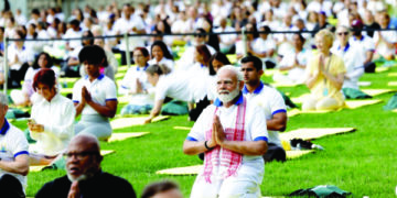 یوگا کے عالمی دن کے موقعہ پر وزیر اعظم نریندر مودی نیویارک میں یوگا کرتے ہوٸے۔