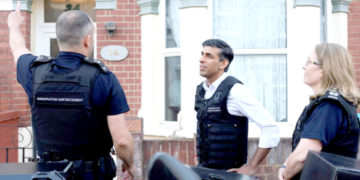 برطانوی وزیر اعظم رشی سنک غیر قانونی تارکین کے خلاف چھاپے میں شامل، 105 گرفتار