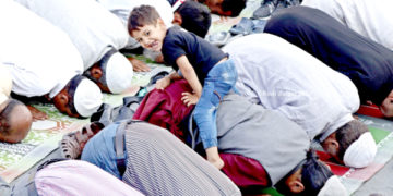 خواجہ نقشبند صاحب سرینگر میں نماز کی ادایگی کے دوران کمسن اپنے والد کے پیٹھ پر۔۔۔ ساحل میر