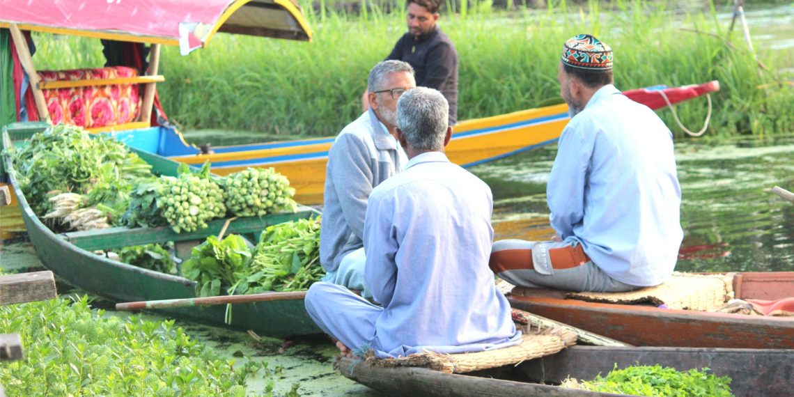 جھیل ڈل کے اندرونی علاقوں میں شہری شکاروں پر سبزیاں لیتے ہوئے۔۔ساحل میر