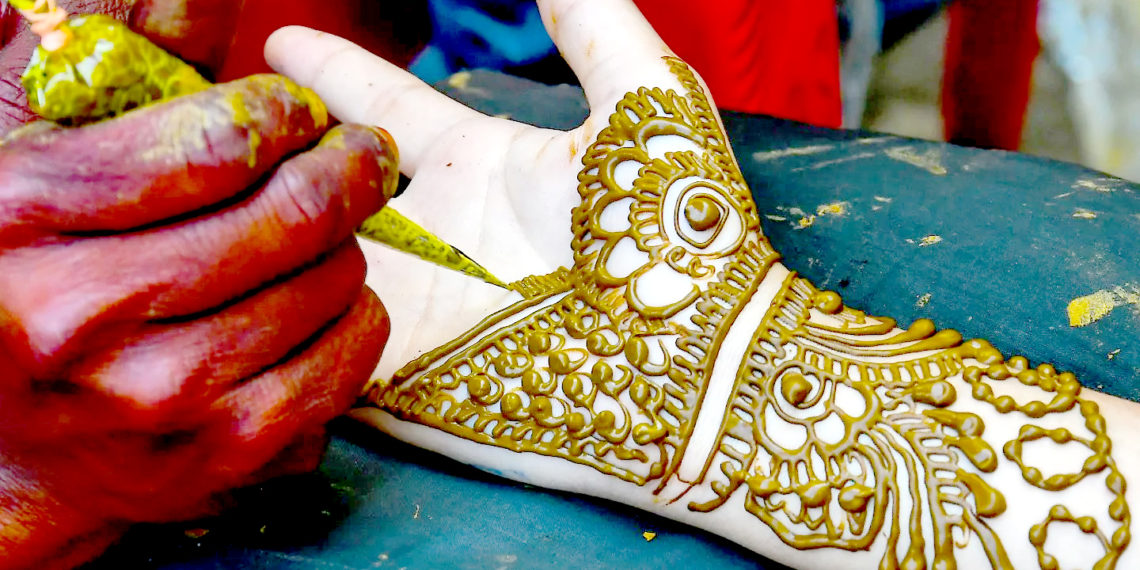 عید الاضحی کے پیش نظر خواتین اور بچیاں ہاتھوں میں مہندی لگاتے ہوئے۔ساحل میر