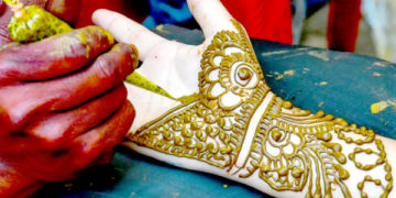 عید الاضحی کے پیش نظر خواتین اور بچیاں ہاتھوں میں مہندی لگاتے ہوئے۔ساحل میر