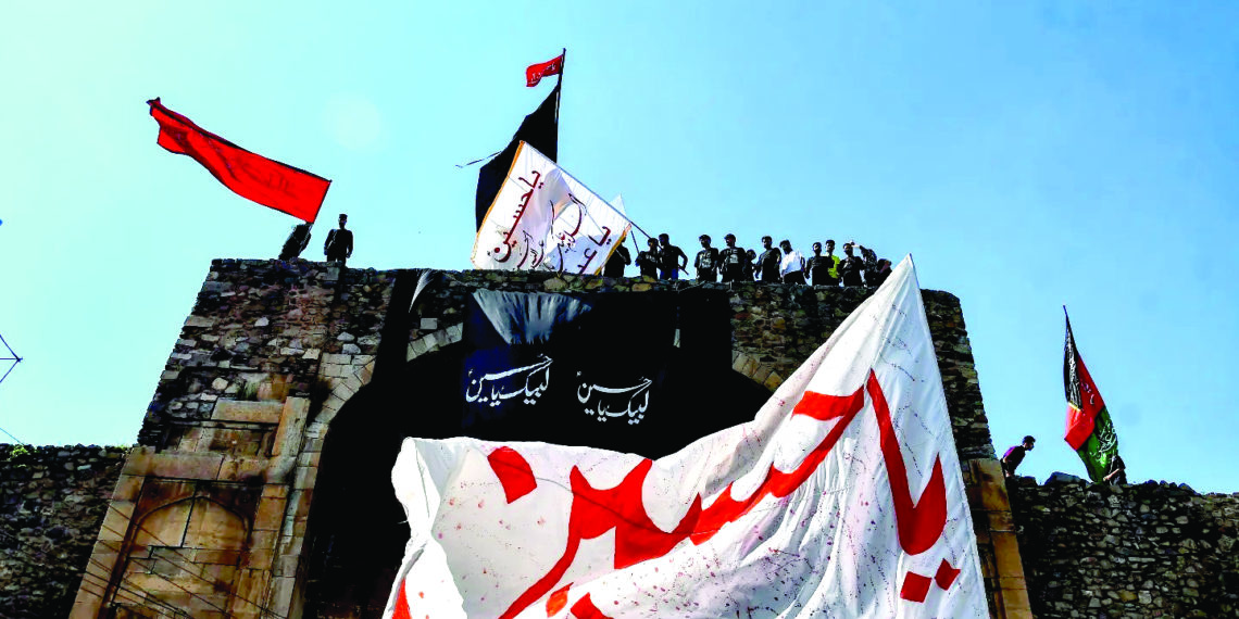 شہر کے رعناواری علاقہ میں شیعہ آبادی عزاداری کے جلوس میں شرکت کرتے ہوئے۔۔۔(فوٹو :ساحل میر)