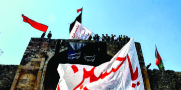 شہر کے رعناواری علاقہ میں شیعہ آبادی عزاداری کے جلوس میں شرکت کرتے ہوئے۔۔۔(فوٹو :ساحل میر)