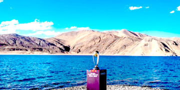 آئی سی سی کرکٹ ورلڈ کپ ٹرافی دنیا بھر کے سفر کے ایک حصے کے طور پر لیہہ پہنچ گئی۔