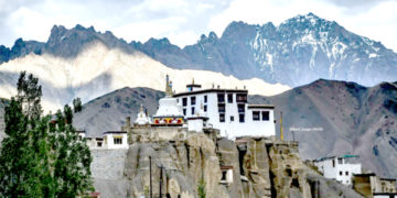 لداخ کے خالصی تحصیل میں واقع لامایارو جسے مون لینڈ کا خطاب حاصل ہے، کا ایک دلکش منظر۔۔ساحل میر