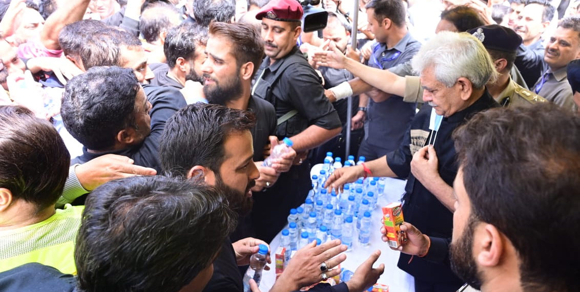 لیفٹیننٹ گورنر منوج سنہا کی عاشورہ جلوس میں شرکت، عزاداروں سےملاقی