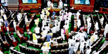 لوک سبھا کے بعد راجیہ سبھا کے 34 اپوزیشن ممبران پارلیمنٹ کو پورے اجلاس کے لیے معطل