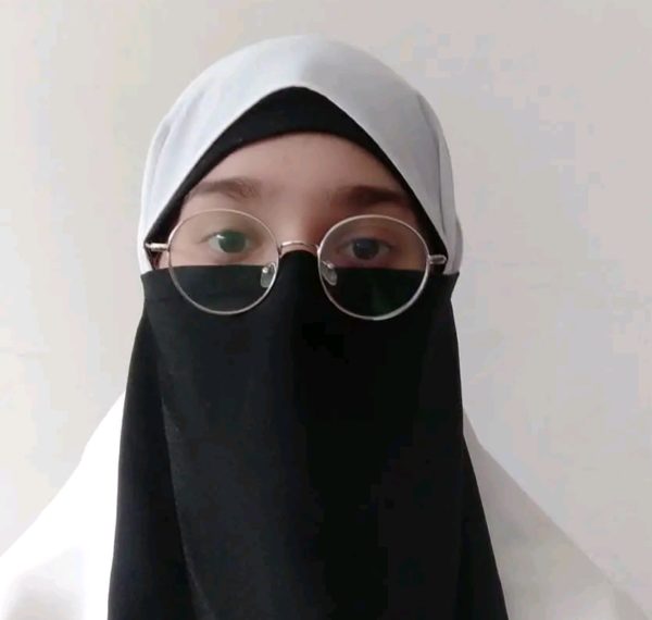 کشمیر سے تعلق رکھنے والی ادیبہ نے امتحان میں ٹاپ کیا