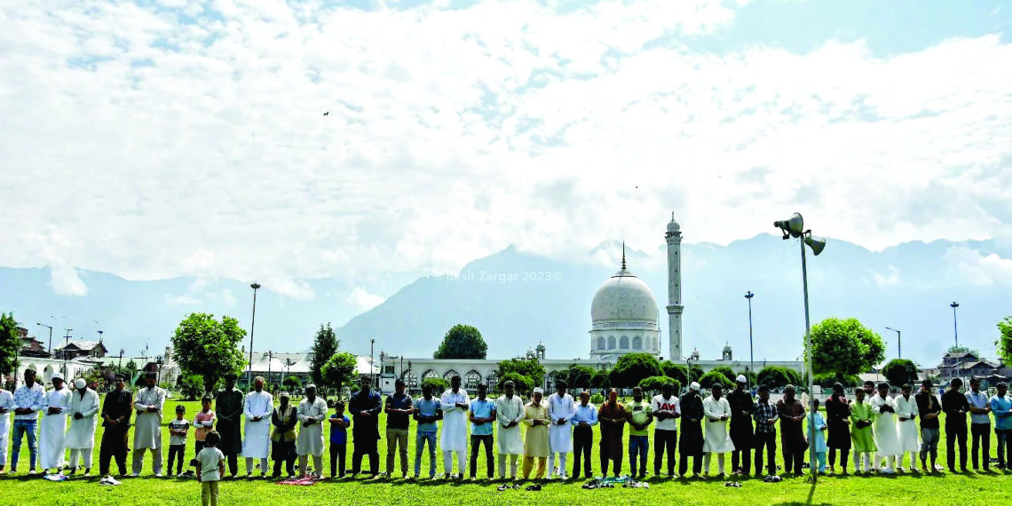 درگاہ حضرت بل کے صحن میں عقیدت مند نماز ادا کرتے ہوئے۔۔۔ساحل میر