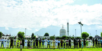 درگاہ حضرت بل کے صحن میں عقیدت مند نماز ادا کرتے ہوئے۔۔۔ساحل میر