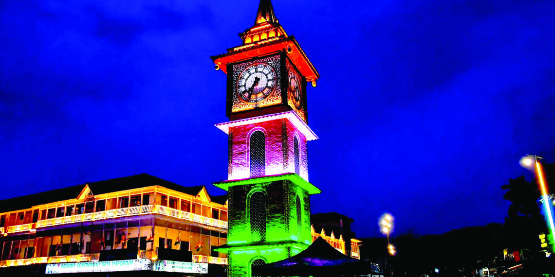 یوم آزادی سے ایک روز قبل تاریخی گھنٹہ گھر کا خوبصورت منظر۔۔۔(فوٹو :ساحل میر)