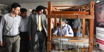 ڈائریکٹوریٹ ہینڈ لوم اینڈ ہینڈی کرافٹس کشمیرنے ہینڈ لوم کا قومی دِن منایا