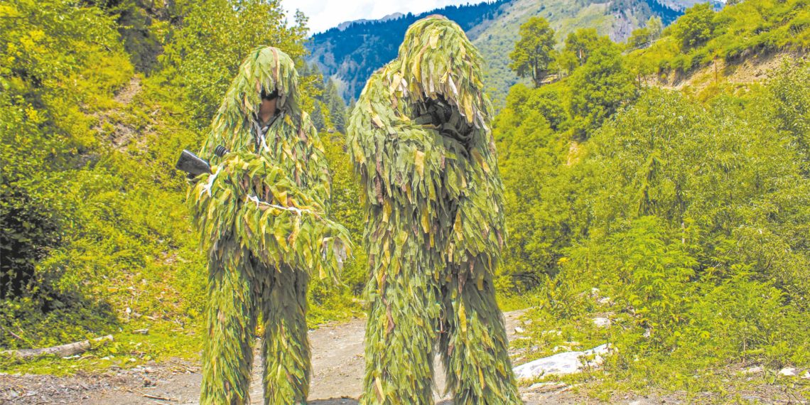 شمالی کشمیر کے مژھل سیکٹر میں فوجی اہلکار الرٹ حالت میں۔۔۔(فوٹو :ساحل میر)