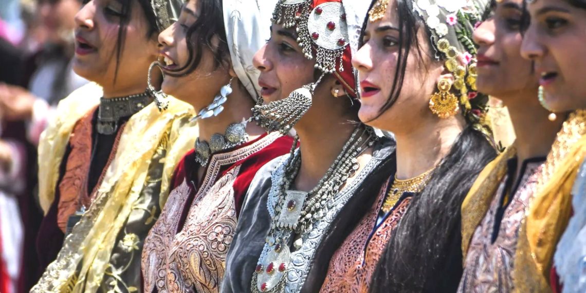 77ویں یوم آزادی کے موقعہ پر بخشی اسٹیڈیم میں طالبات رواتی روف کرتے ہوئے۔۔۔(فوٹو :ساحل میر)