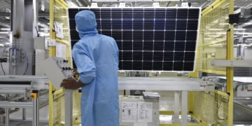 اڈانی گروپ 2027 تک سولر مینوفیکچرنگ کی صلاحیت میں 2.5 گنا کرے گا اضافہ