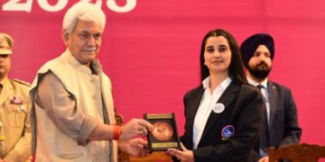 جموں کشمیر کو بااختیار بنانے کے لیے خواتین کو بااختیار بنانا اہم ہے: ایل جی سنہا