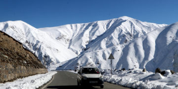 تاریخی مغل روڑ پر واقع پہاڑ برف کی سفید چادر سے ڈھکا ہوا۔۔۔(فوٹو :ساحل میر)