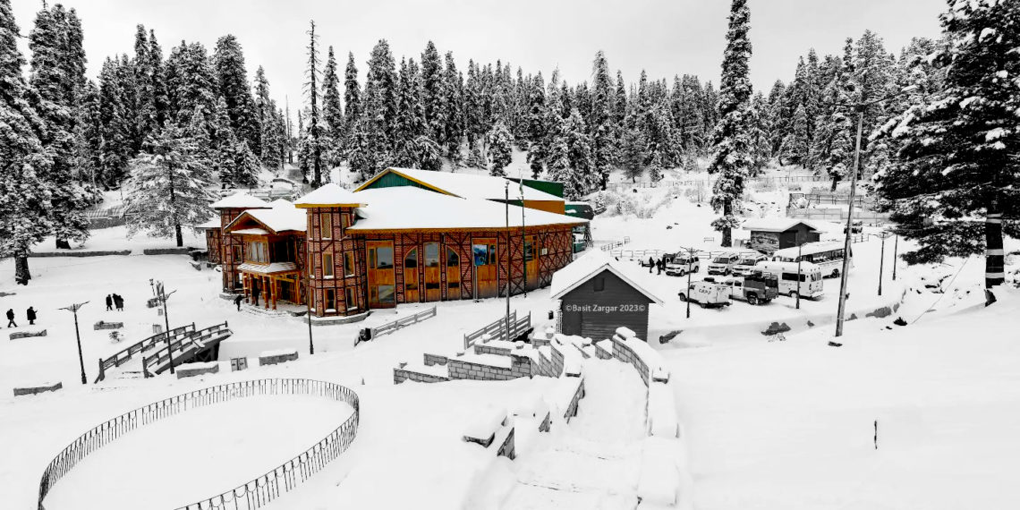 سیاحتی مقام گل مرگ برف کی سفید چادر سے لپٹی ہوئی۔۔۔۔۔۔ (فوٹو :ساحل میر)