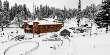 سیاحتی مقام گل مرگ برف کی سفید چادر سے لپٹی ہوئی۔۔۔۔۔۔ (فوٹو :ساحل میر)