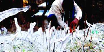 سردی کی شدید لہر کے دوران وادی کے کئی مقامات پر پانی کی منجمد شکل۔۔۔۔(فوٹو :ساحل میر)