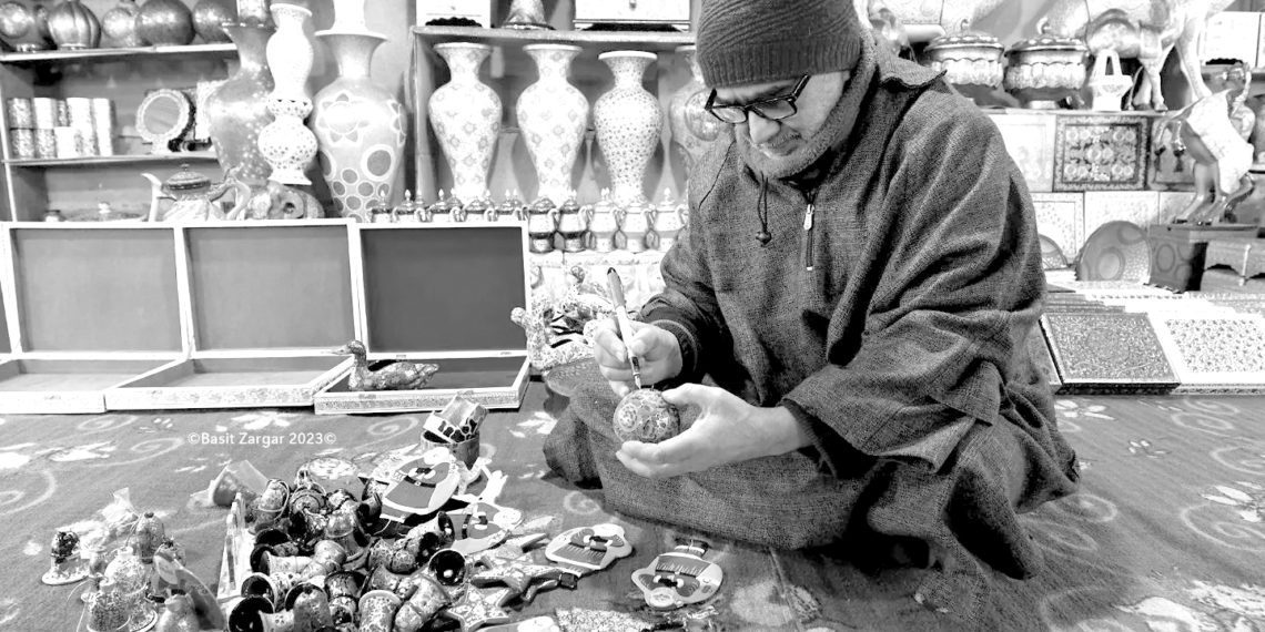 کرسمس کی آمد کے پیش نظر کشمیری کاریگر ہاتھوں سے بنے اشیاء تیار کرتے ہوئے۔۔۔ (فوٹو :ساحل میر)