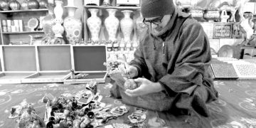 کرسمس کی آمد کے پیش نظر کشمیری کاریگر ہاتھوں سے بنے اشیاء تیار کرتے ہوئے۔۔۔ (فوٹو :ساحل میر)