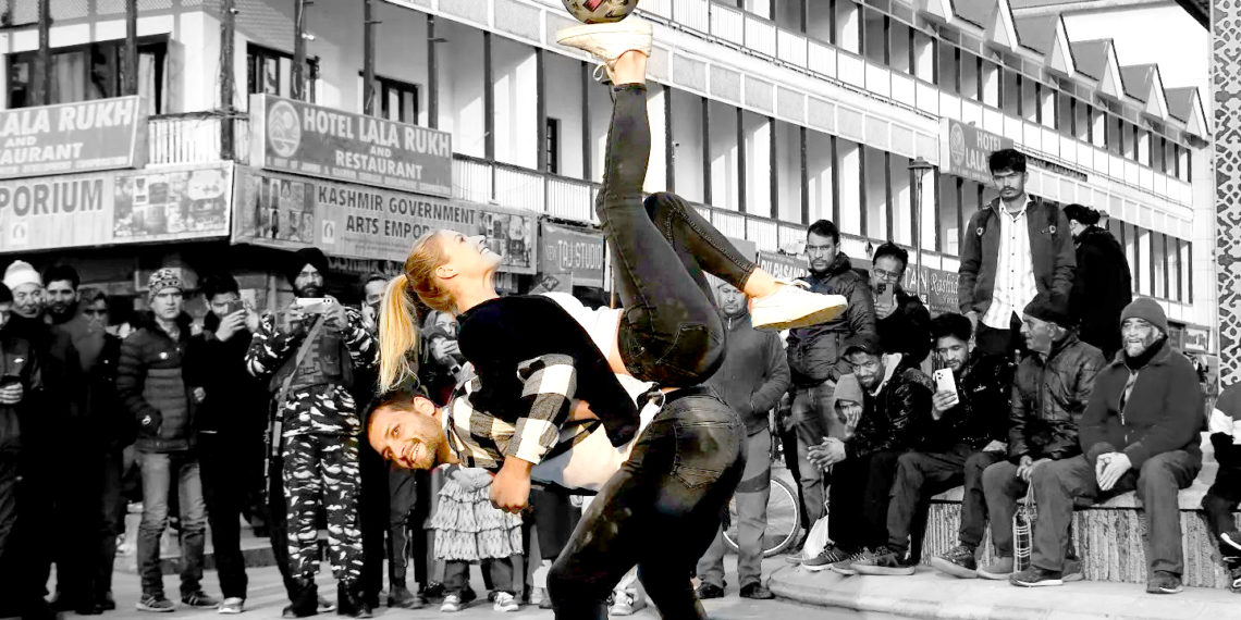 بیرون ریاست سے آئے ہوئے دو فٹ بال کھلاڑی گھنٹہ گھر لعل چوک میں کرتب بازی دکھاتے ہوئے۔۔۔۔ (فوٹو :ساحل میر)