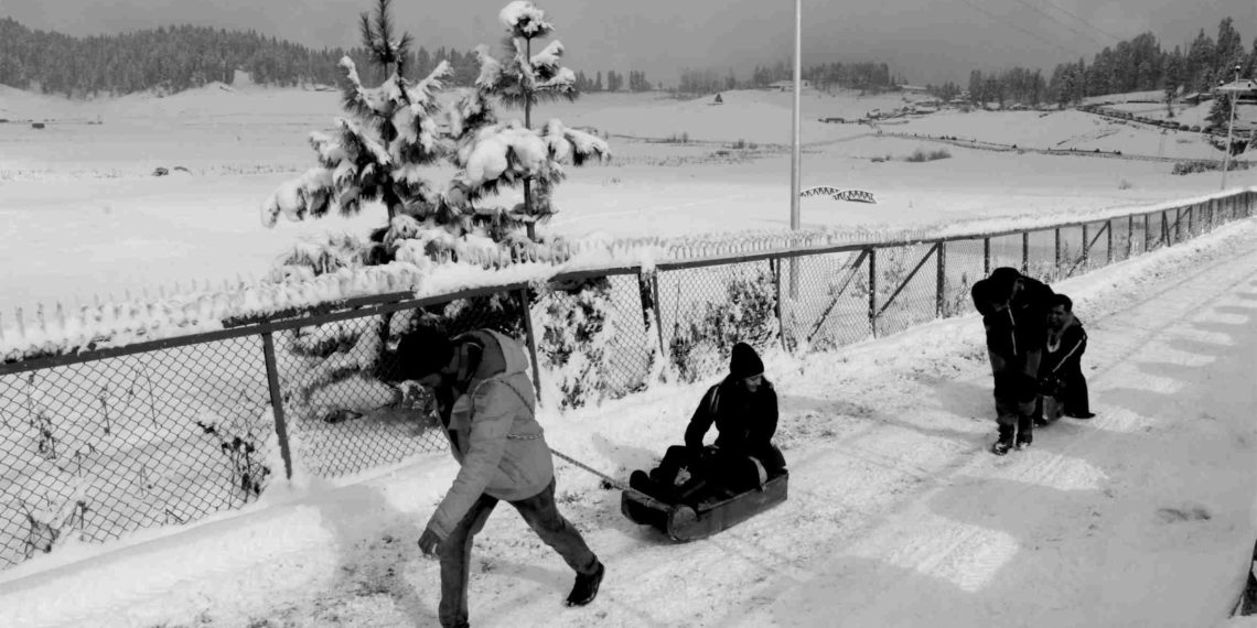 سیاحتی مقام گلمرگ میں بیرونی سیاح برف پر سواری کرتے ہوئے۔۔۔۔۔ (فوٹو :ساحل میر)