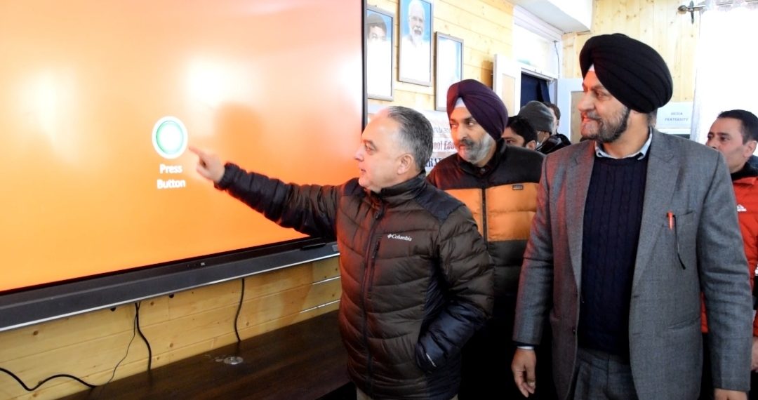 ناظم سکولی تعلیم نے بارہمولہ میں اِنتظامی اور آئی ٹی سکلز پر 9روزہ ورکشاپ کا اِفتتاح کیا