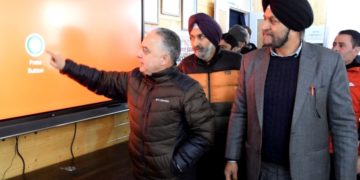 ناظم سکولی تعلیم نے بارہمولہ میں اِنتظامی اور آئی ٹی سکلز پر 9روزہ ورکشاپ کا اِفتتاح کیا