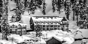 کرسمس اور نے سال کی آمد پر گل مرگ پوری طرح بُک