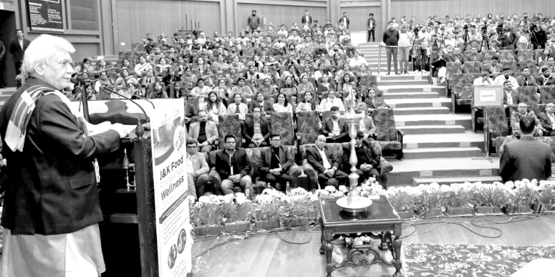 وزیر اعظم مودی ہندوستان کی ماضی کی شان کو بحال کر رہے ہیں اور ایک خوشحال اور جدید ملک کی تعمیر کر رہے ہیں: ایل جی سنہا