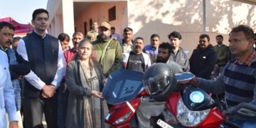 شیتل نندانے کٹھوعہ میں جاری ’وِکست بھارت سنکلپ یاترا‘ کے حصے کے طور پر پنچایت بسنت پور کا دورہ کیا