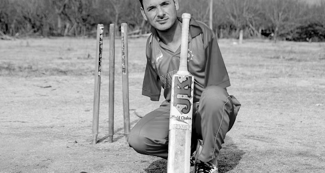 کشمیر کے محمد عامر کے جذبے کو سلام،دونوں ہاتھ سے محروم ہونے کے بعد بھی کرتا ہے شاندار بلے بازی اور گیندبازی