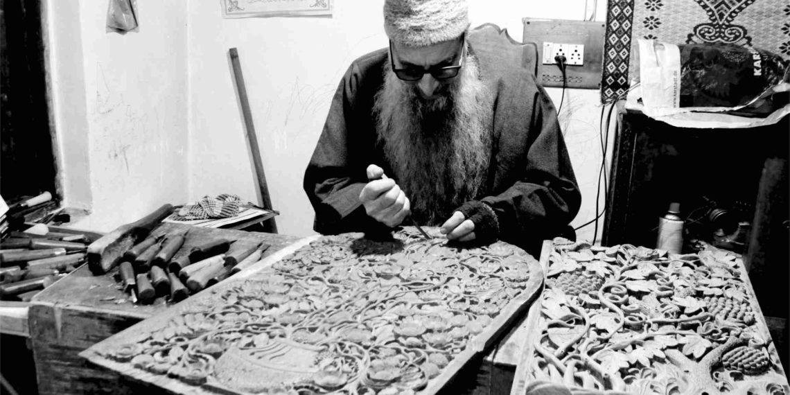 غلام نبی ڈار:ووڈ کارونگ کا پدم شری ایوارڈ یافتہ کشمیری کاریگر