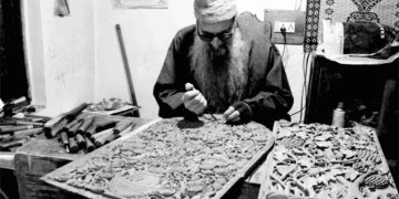 غلام نبی ڈار:ووڈ کارونگ کا پدم شری ایوارڈ یافتہ کشمیری کاریگر