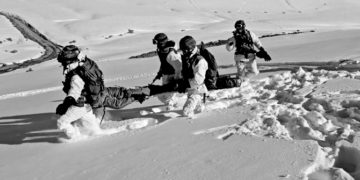 جموں و کشمیر بھارتی فوج کے یونٹ نے گلمرگ میں ایل او سی پر برفانی تودے کو بچانے کی صلاحیت کا مظاہرہ کیا۔