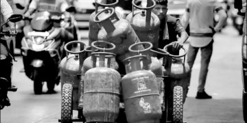 نئے سال میں لوگوں کو ملا ایل پی جی سلینڈر کا تحفہ، 450 روپے میں ملے گا ایل پی جی سلینڈر