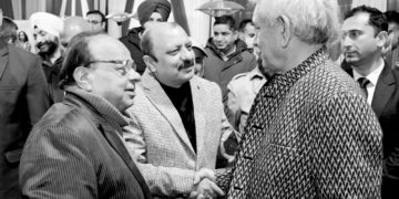 لیفٹیننٹ گورنر کی میڈیا نمائندوں کیساتھ بات چیت کے دوران لی گئی تصویر۔.۔ ) فوٹو :ساحل میر)