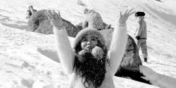 سیاحتی مقام کنگ ڈوری میں سیاح نئے سال کے موقعہ پر خوشیاں مناتے ہوئے۔۔۔ (فوٹو :ساحل میر)